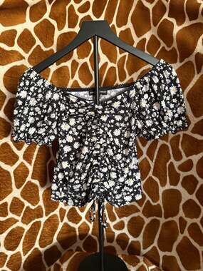 Almost Famous Black Floral Daisy Off-the-Shoulder Ruched Crop Top